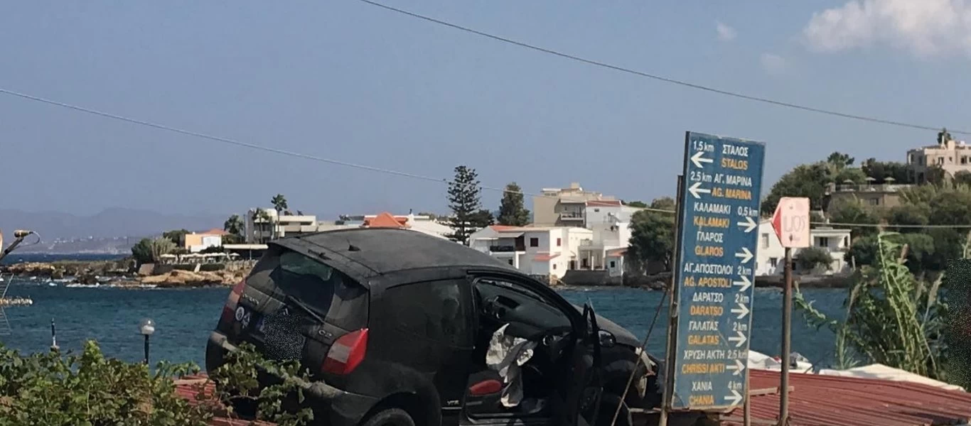 Κρήτη: Αυτοκίνητο προσγειώθηκε πάνω σε... στέγη (φωτό)